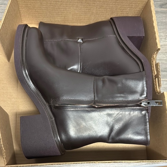 Franco Kyra Ankle Bootie - Picture 2 of 7